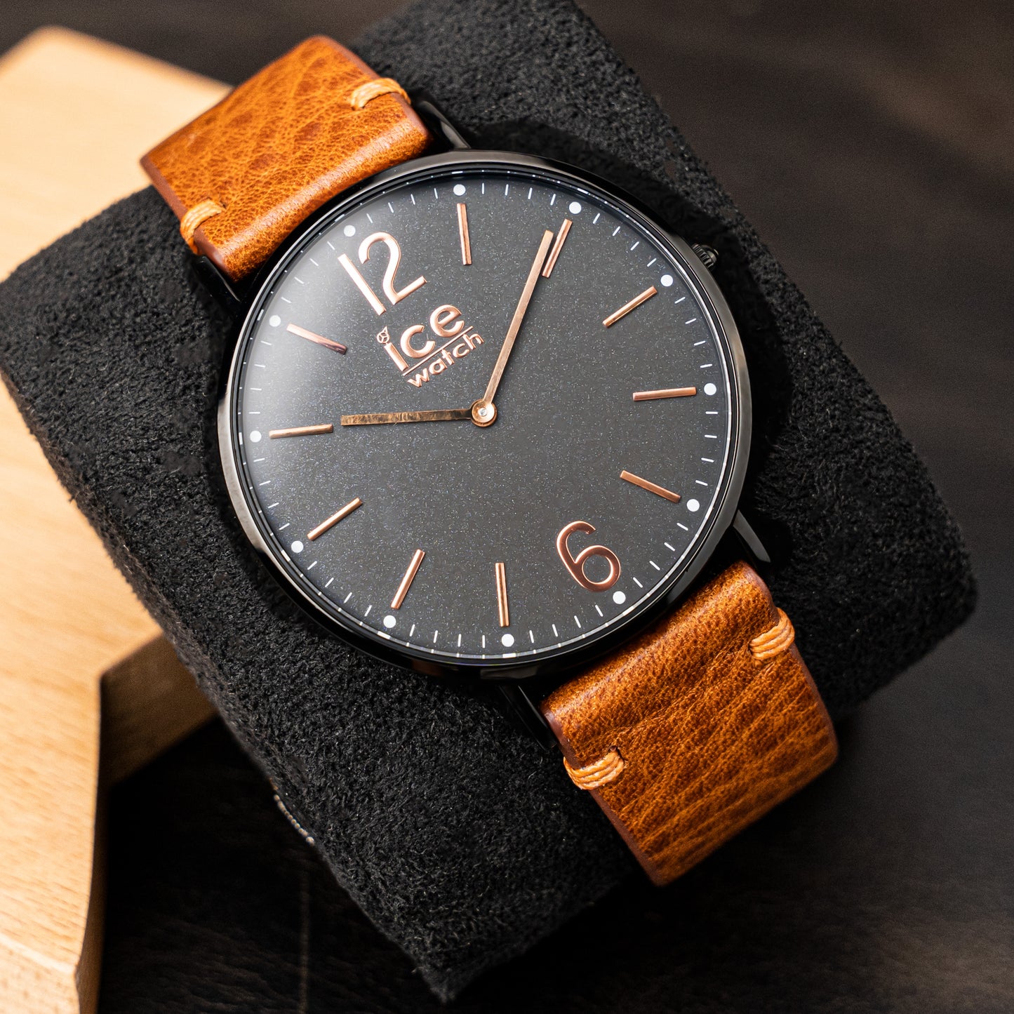 Side-stitched strap in brown vegetable-tanned leather with orange stitching