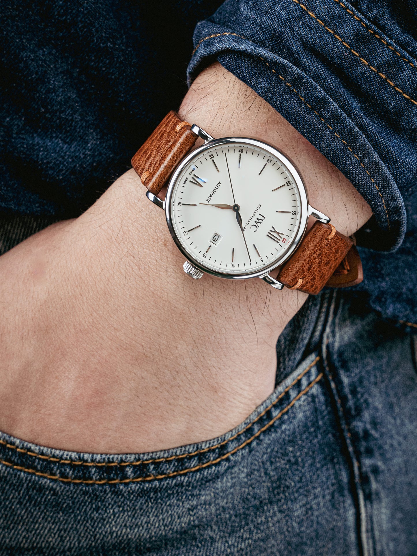Side-stitched strap in brown vegetable-tanned leather with orange stitching